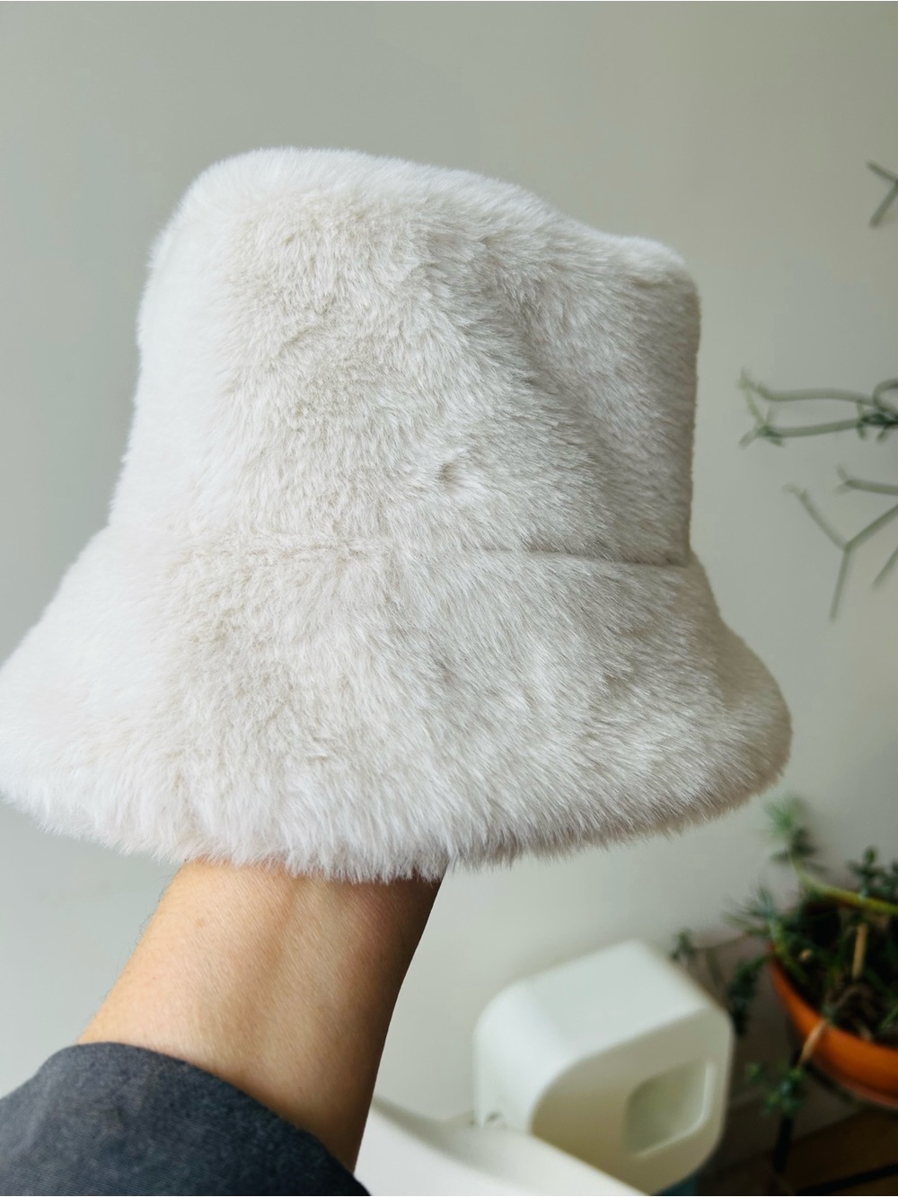 Noize Cream Faux Fur Bucket Hat